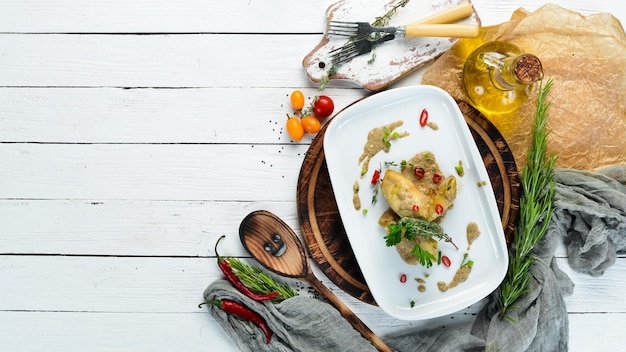 Kolacja przy świecach — talerz z daniem